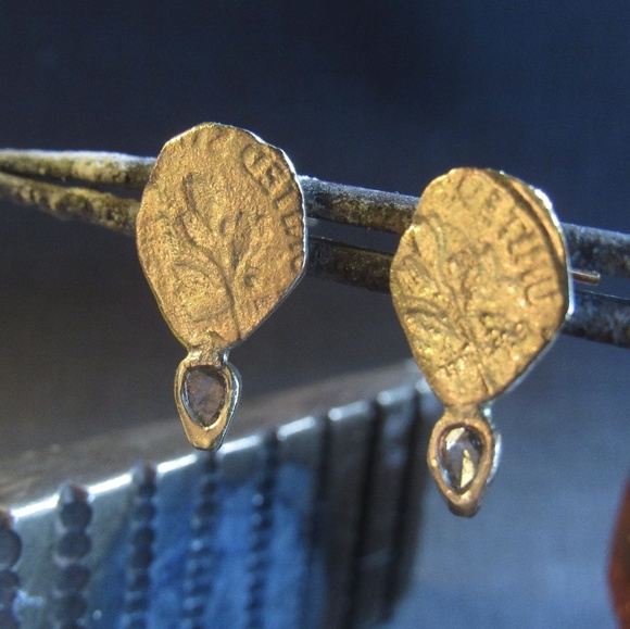 Gold diamonds earrings. - Picture 3 of 10